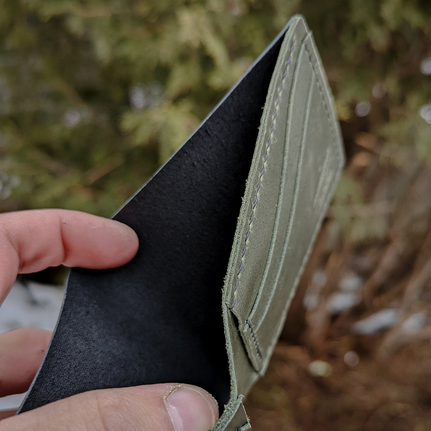 6 Pocket Bi-Fold - Black/Olive